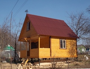 Двухэтажный дом из бруса с открытой террасой 